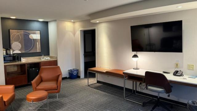 Courtyard By Marriott Hotel