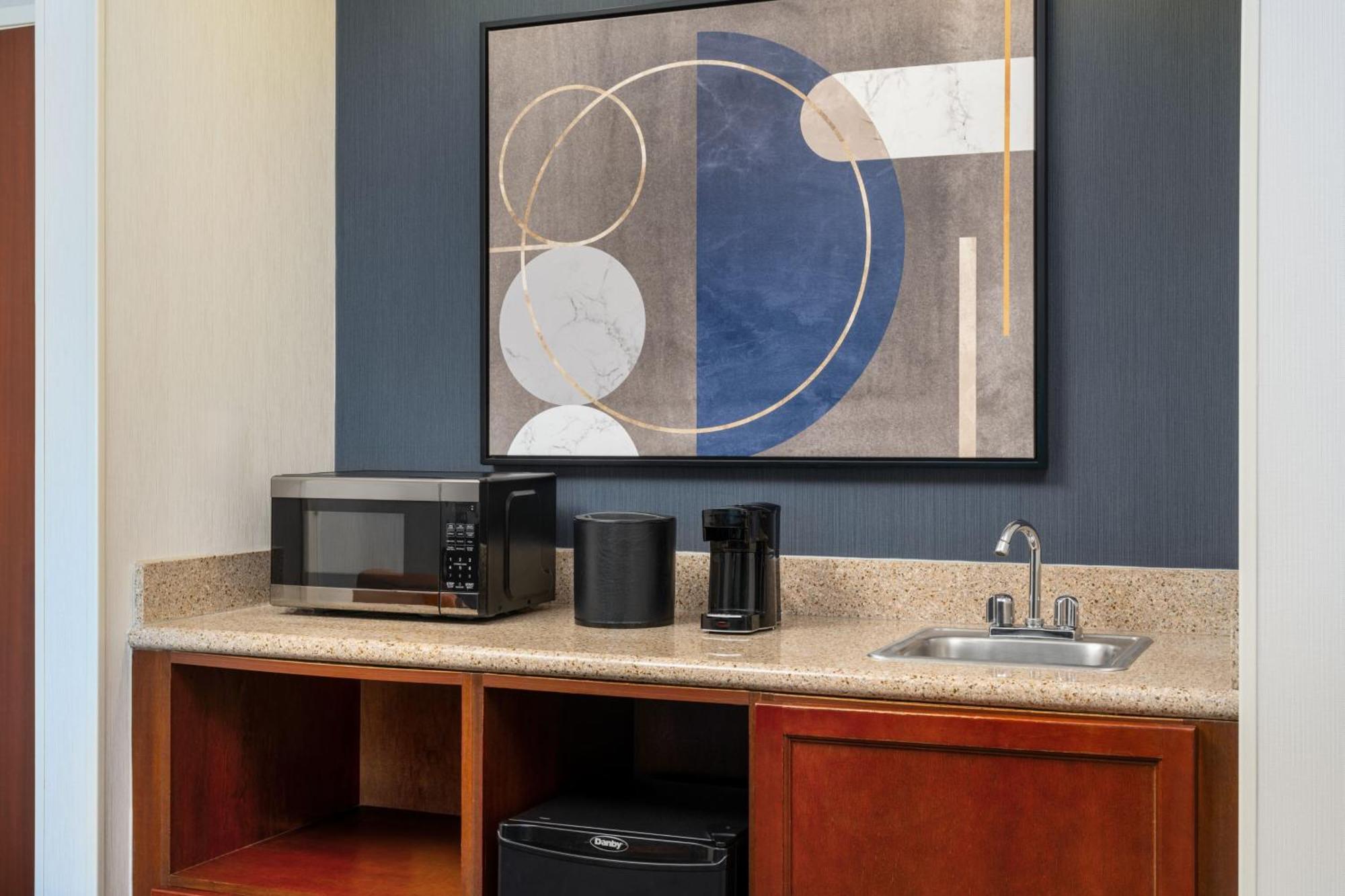 Courtyard By Marriott Hotel